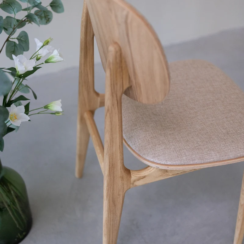 Chaise de salle à manger en bois massif de chêne Varde, revêtement en tissu Gris Nordique/Beige – Lot de 2 ou 4 chaises - NordicStory