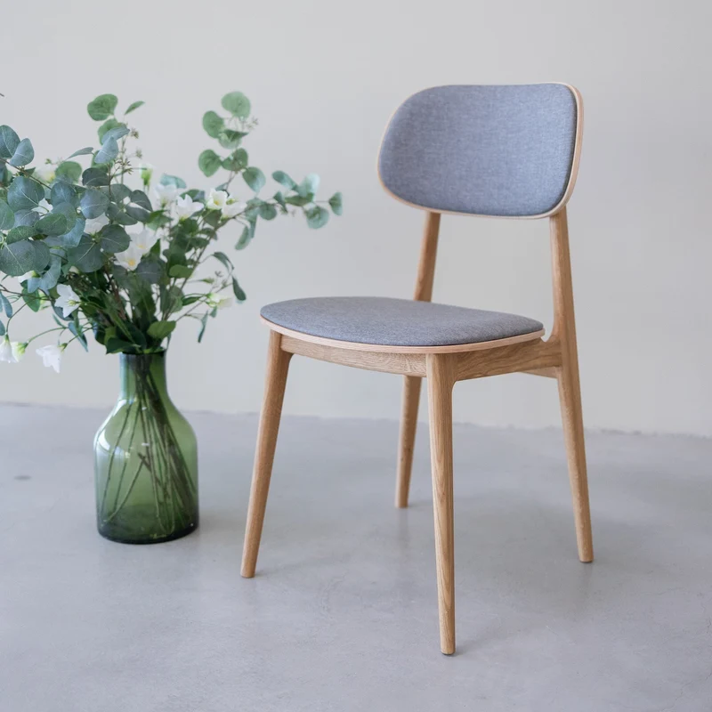 Chaise de salle à manger en bois massif de chêne Varde, revêtement en tissu Gris Nordique/Beige – Lot de 2 ou 4 chaises - NordicStory