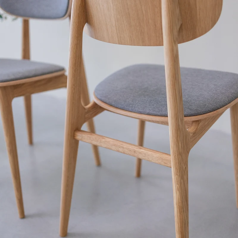 Chaise de salle à manger en bois massif de chêne Varde, revêtement en tissu Gris Nordique/Beige – Lot de 2 ou 4 chaises - NordicStory
