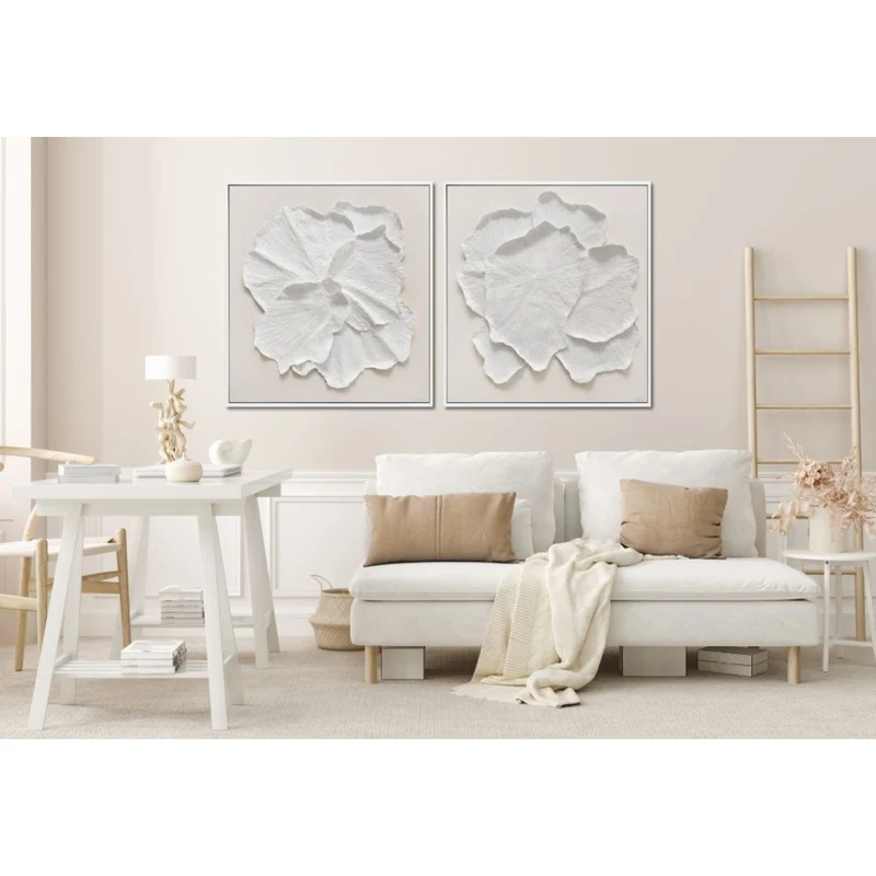 Toile 32 x 32 po avec un cadre blanc - Delicate Petal I