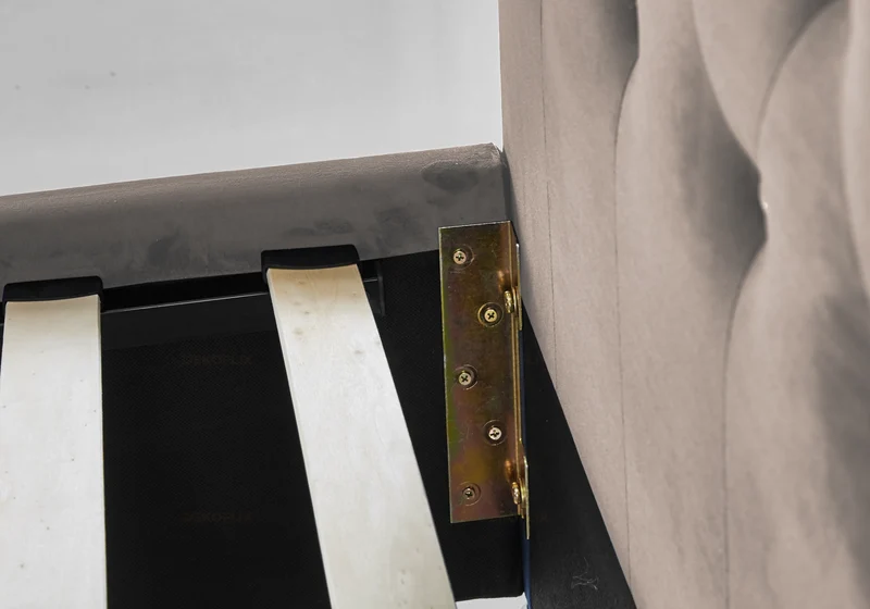Lit double capitonné en velours taupe avec strass - Anis