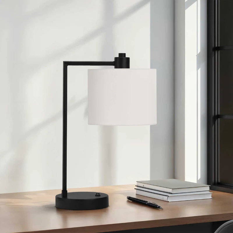 Lampe de table en métal noir avec port USB intégré 19 po - I 9646