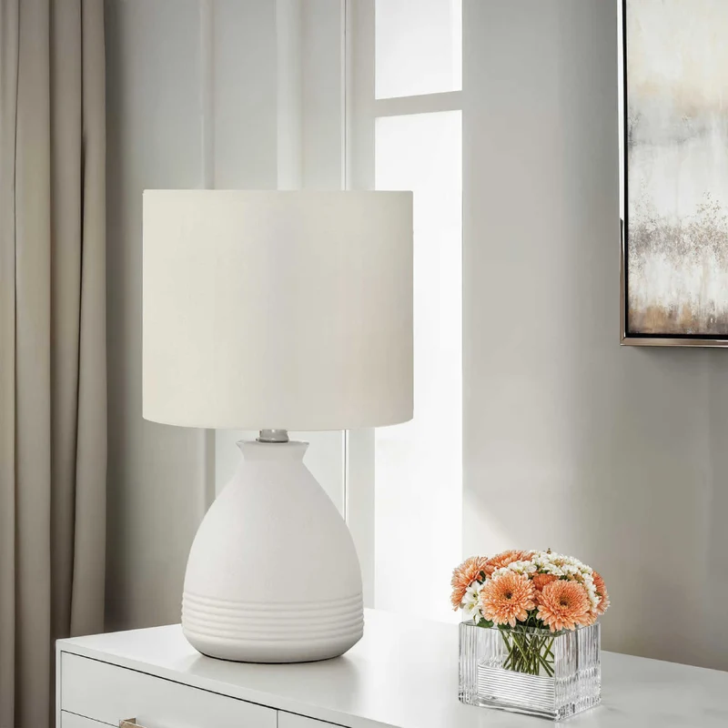 Lampe de table en céramique crème avec des rainures texturées 17 po - I 9741