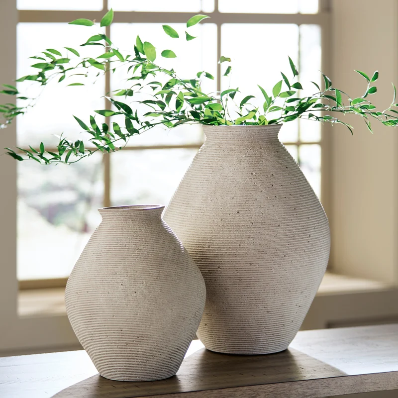 Vase en polyrésine d'une texture côtelée beige antique - Hannela