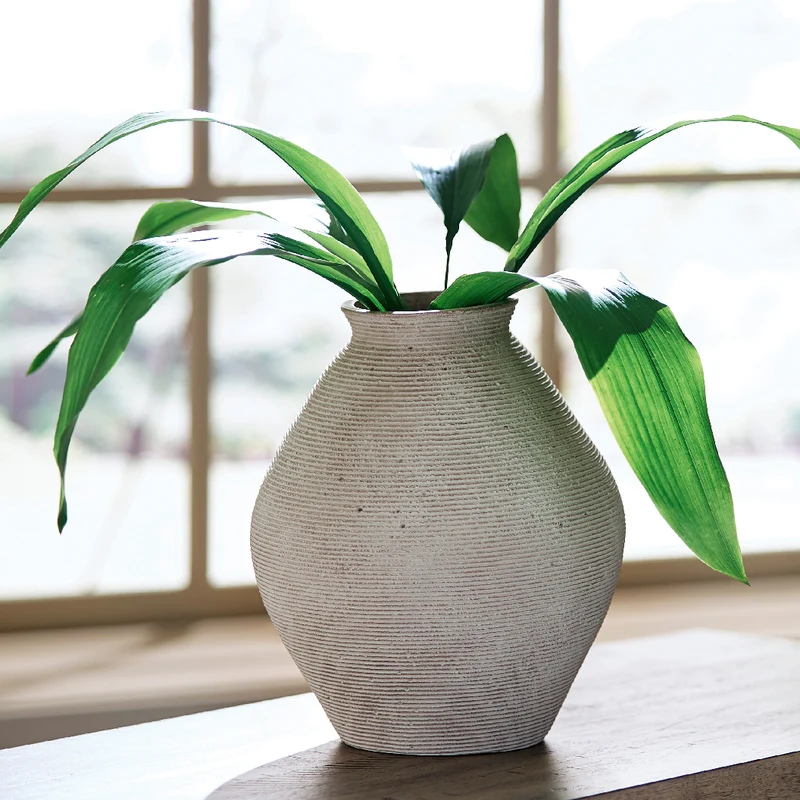Vase en polyrésine d'une texture côtelée beige antique - Hannela