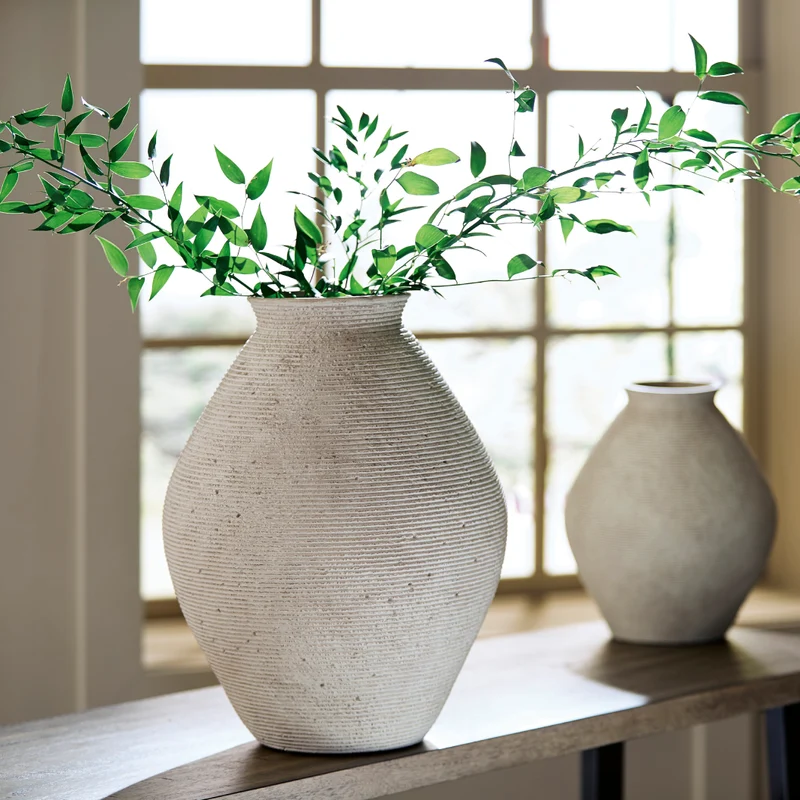 Vase en polyrésine d'une texture côtelée beige antique - Hannela