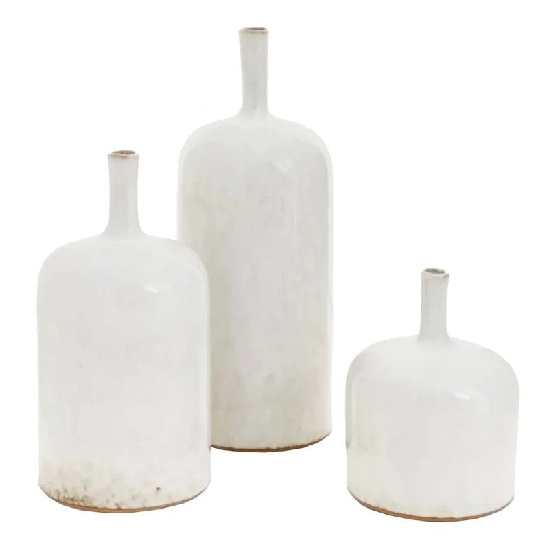 Vase en céramique blanche avec extrémités en terre cuite