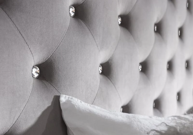 Lit double capitonné en velours gris avec strass - Anis