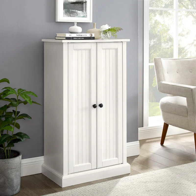 Meuble d'appoint blanc vieilli avec portes à panneaux perlés