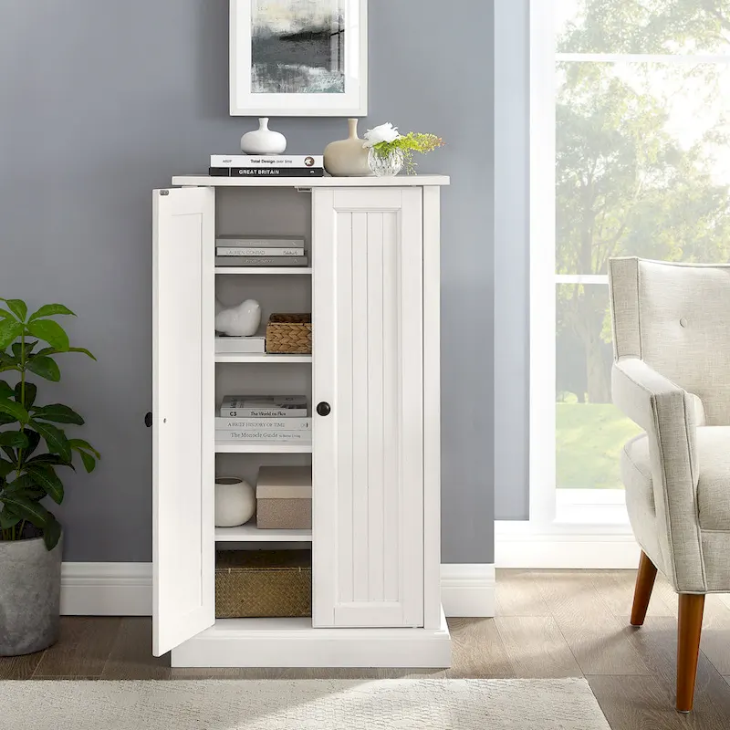 Meuble d'appoint blanc vieilli avec portes à panneaux perlés