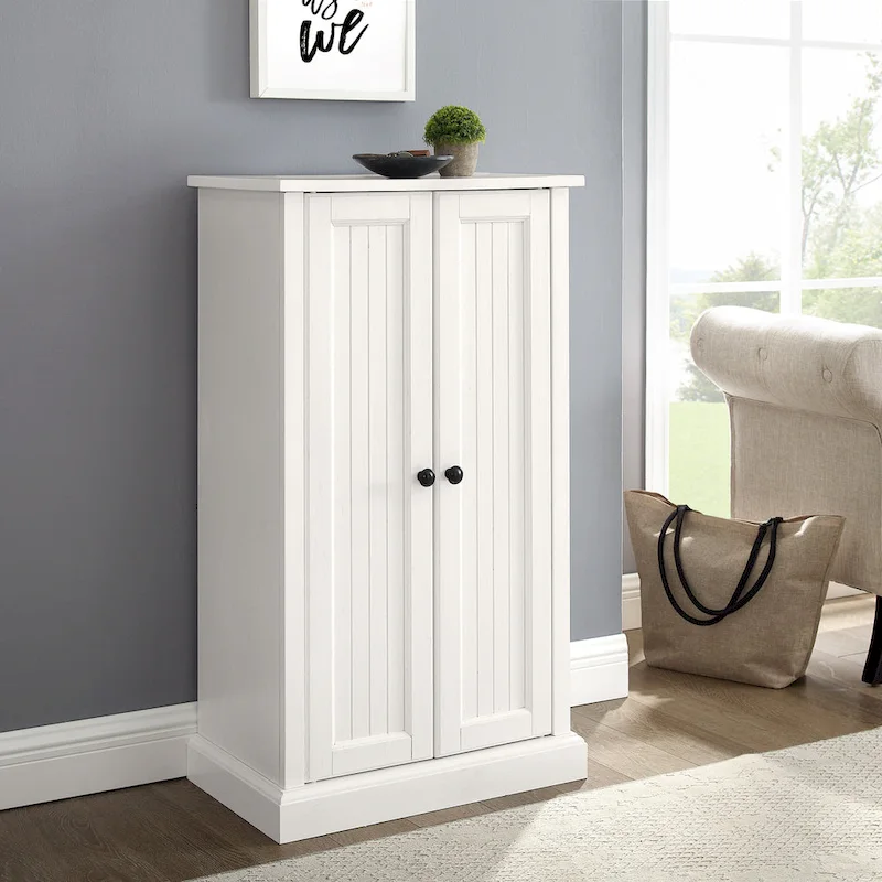 Meuble d'appoint blanc vieilli avec portes à panneaux perlés