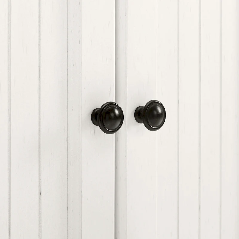 Meuble d'appoint blanc vieilli avec portes à panneaux perlés