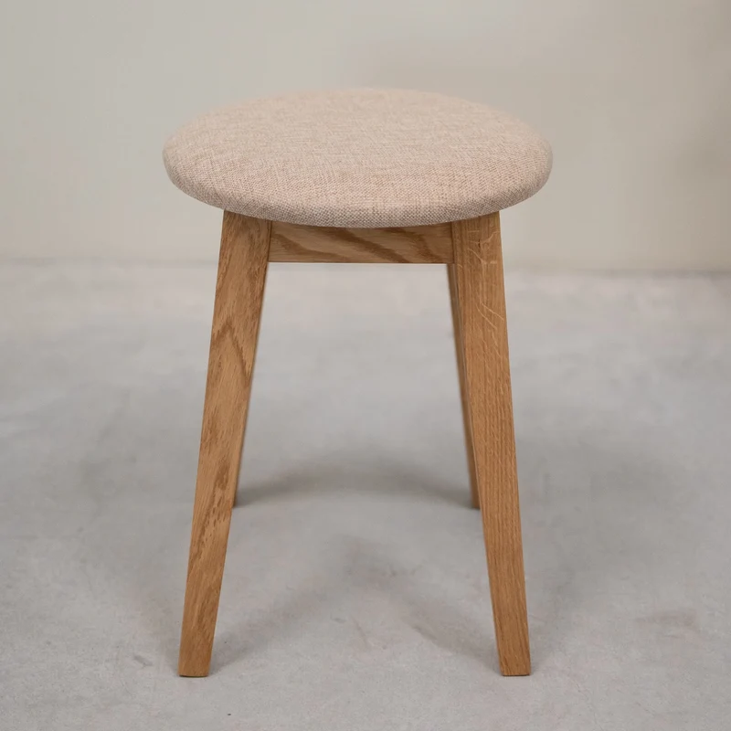 Lot de 2 ou 4 tabourets en bois massif de chêne Diana, avec siège rembourré. - NordicStory