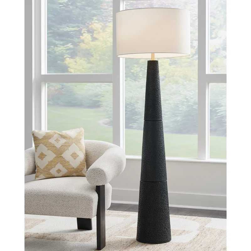 Lampe sur pied en polyrésine noire texturée 68 po. - Hallburg