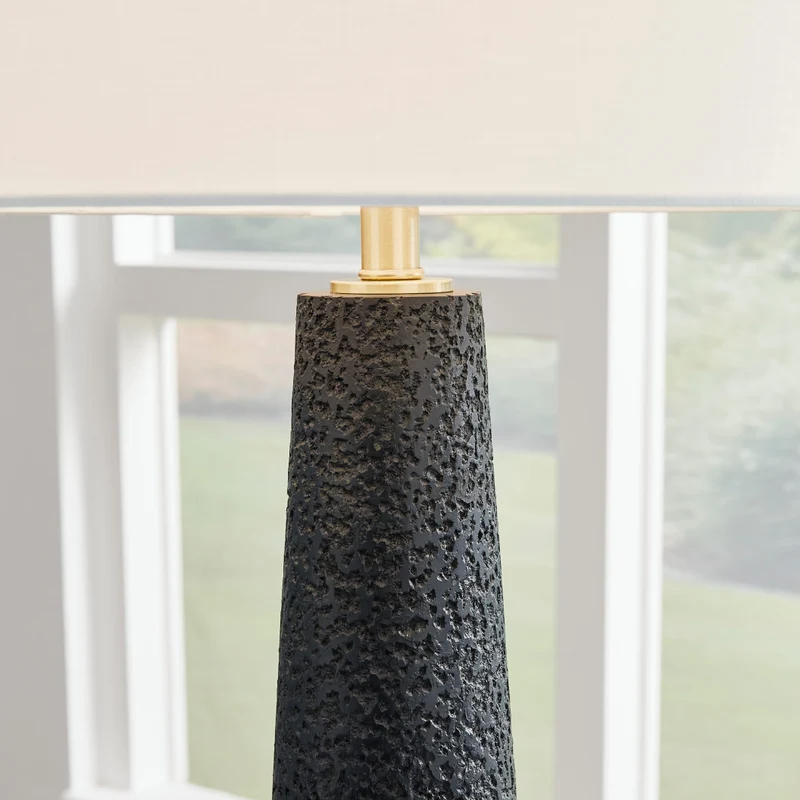Lampe sur pied en polyrésine noire texturée 68 po. - Hallburg