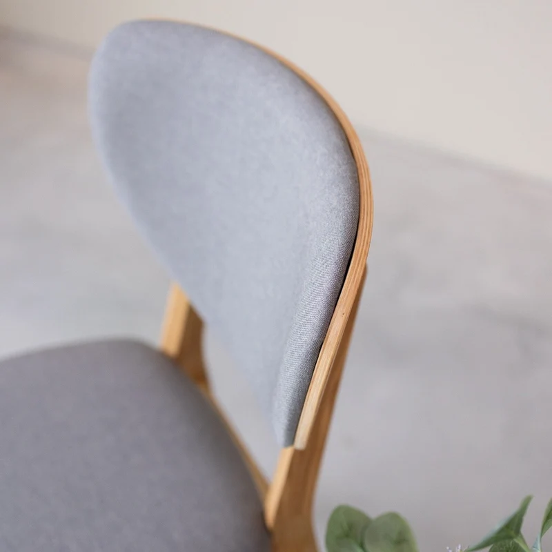 Chaise de salle à manger en bois massif de chêne Nova, revêtement en tissu Gris Nordique/Beige – Lot de 2 ou 4 chaises - NordicStory
