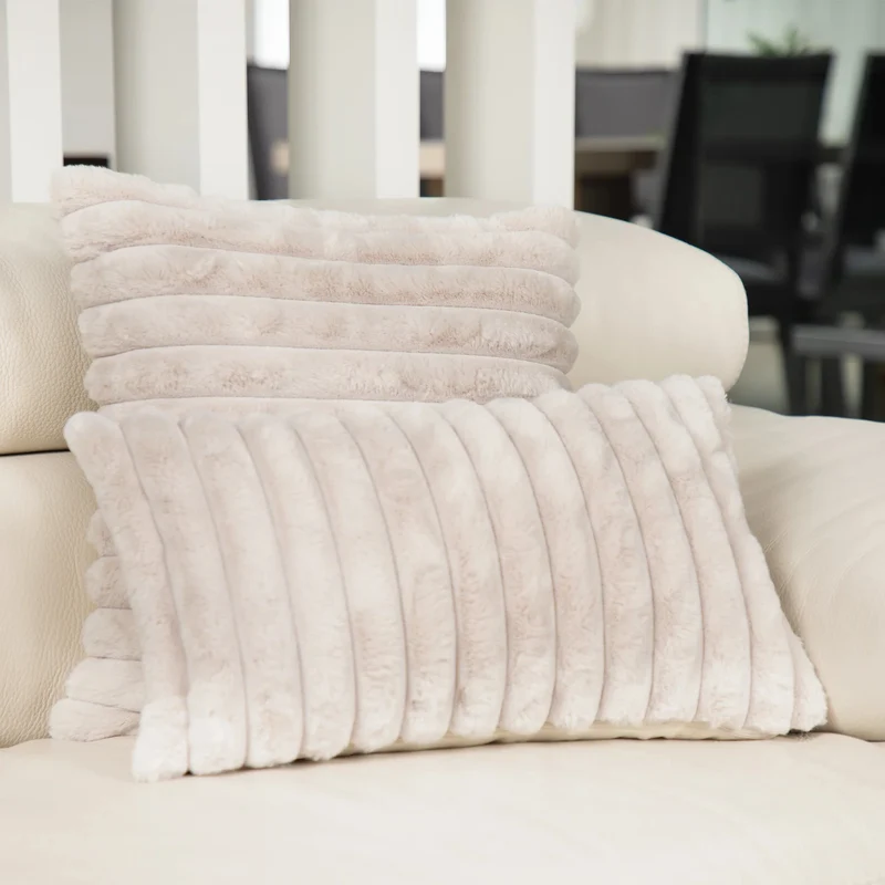 Coussin 18 x 18 po en fausse fourrure - Raya