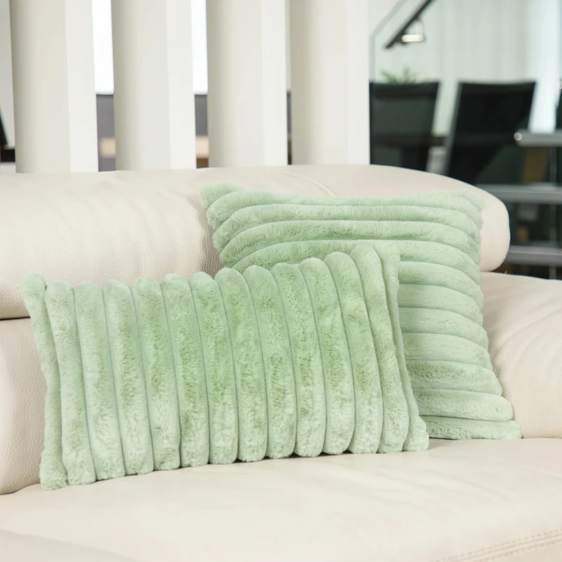Coussin 18 x 18 po en fausse fourrure - Raya