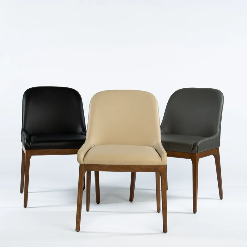 Chaise de salle à manger rembourrée en cuir et bois de chêne teinte noyer - Ann