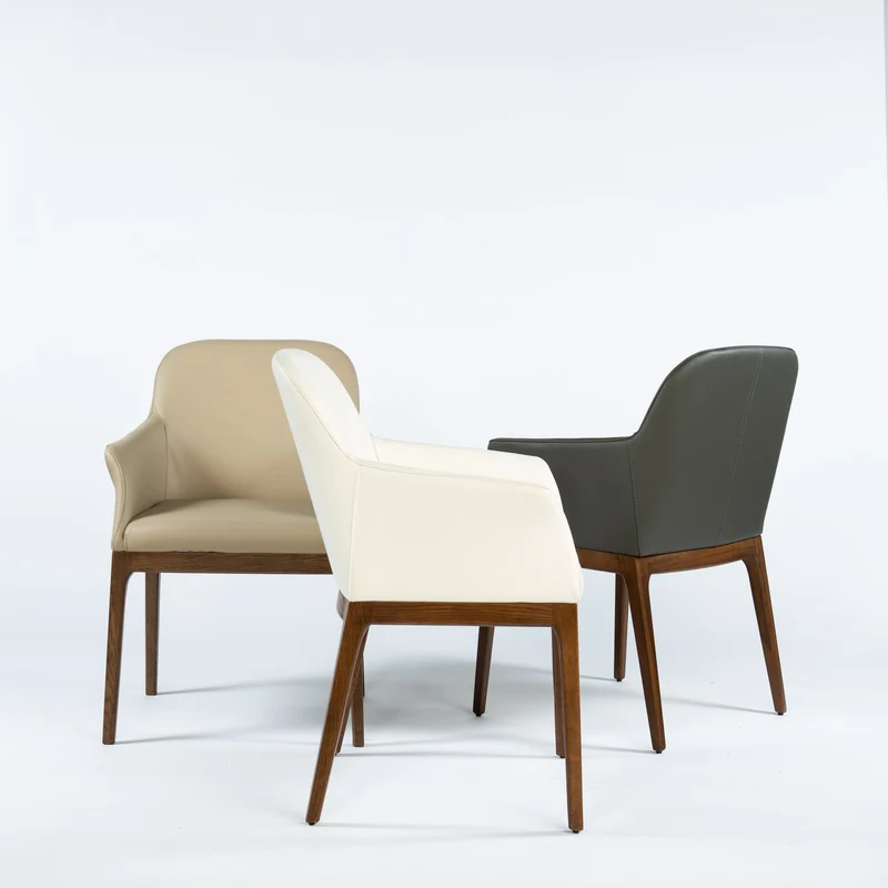 Chaise de salle à manger rembourrée en cuir et bois de chêne teinte noyer - Ann