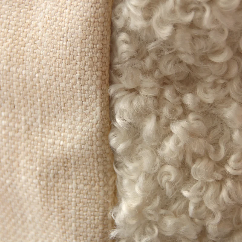 Coussin 22 x 22 po en fausse fourrure bouclée - Brodie
