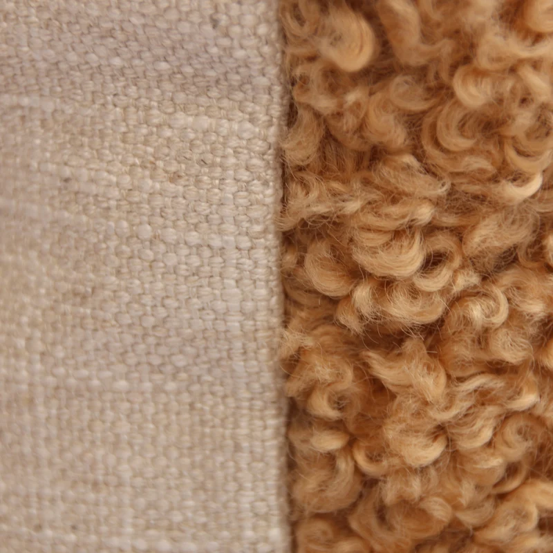 Coussin 22 x 22 po en fausse fourrure bouclée - Brodie