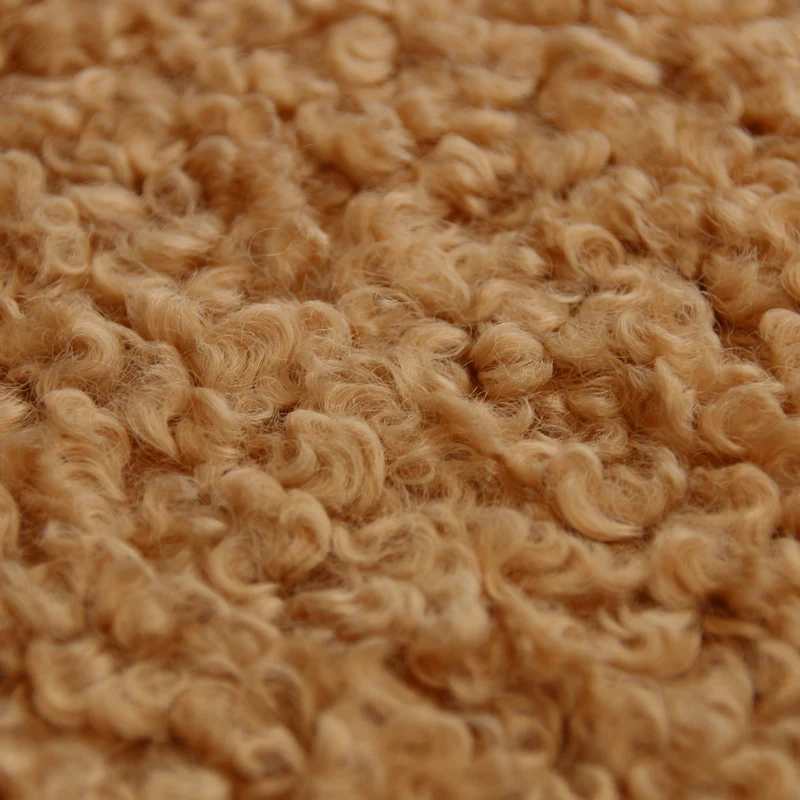 Coussin 22 x 22 po en fausse fourrure bouclée - Brodie