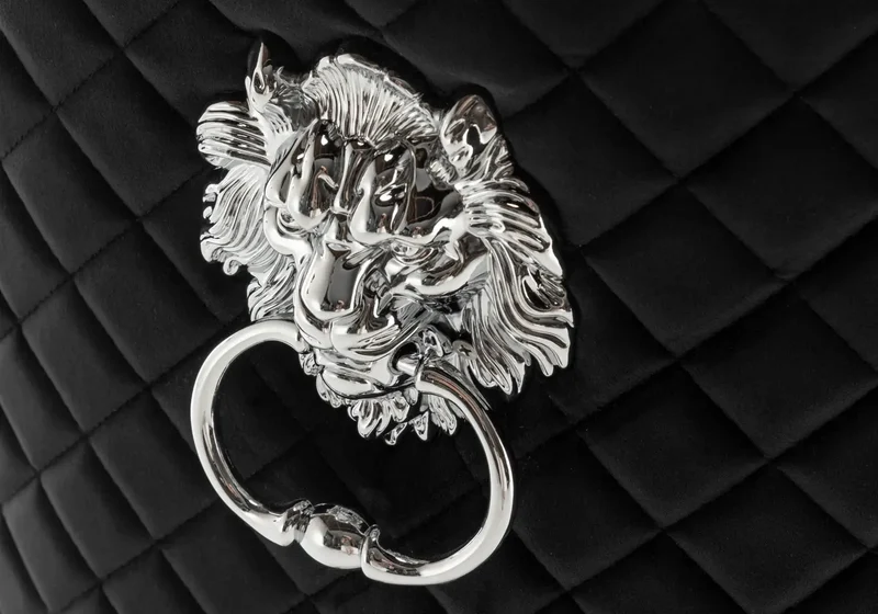 Chaise capitonnée velours noir tête de lion argent - Lion x2