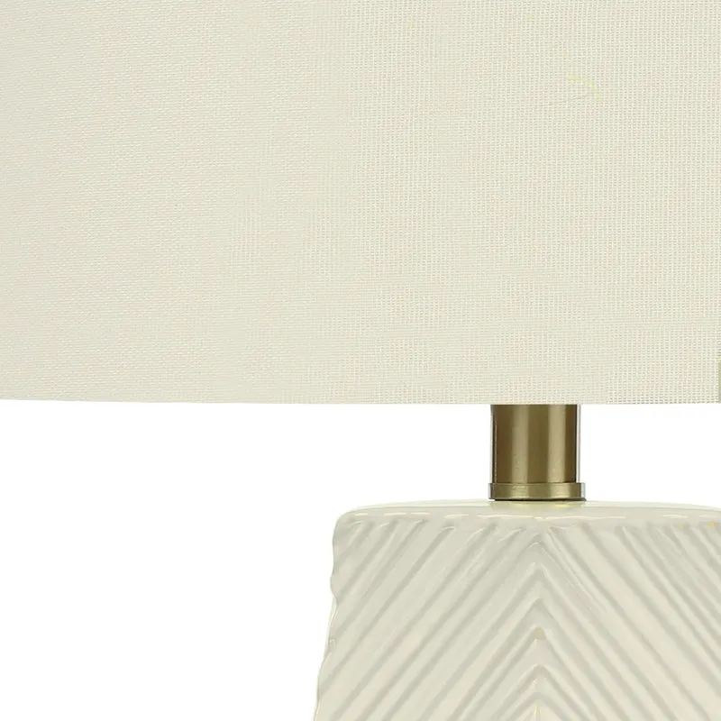 Lampe de table en céramique blanche à lignes géométriques 29 po - I 9614
