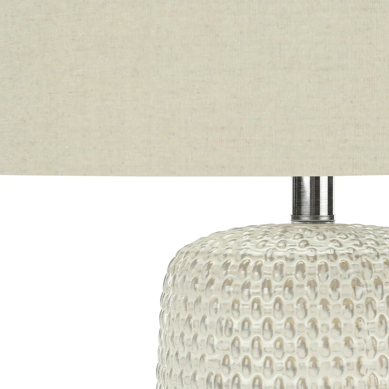 Lampe de table en céramique crème avec un motif en relief 31 po - I 9605