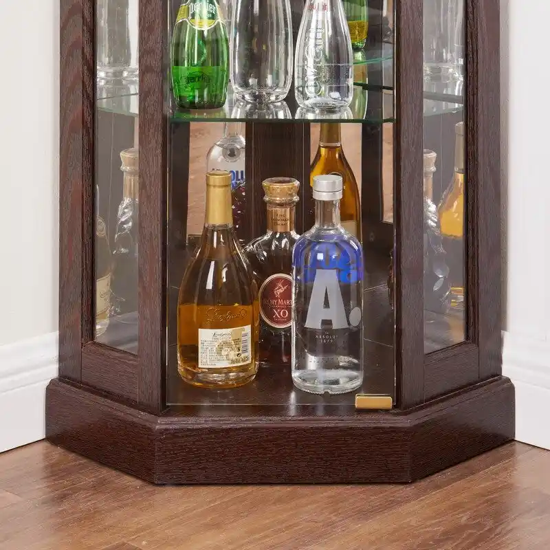 Vitrine d'angle élégante avec éclairage intégré Idéale pour exposer des objets de collection, de la verrerie ou des éléments de décoration.