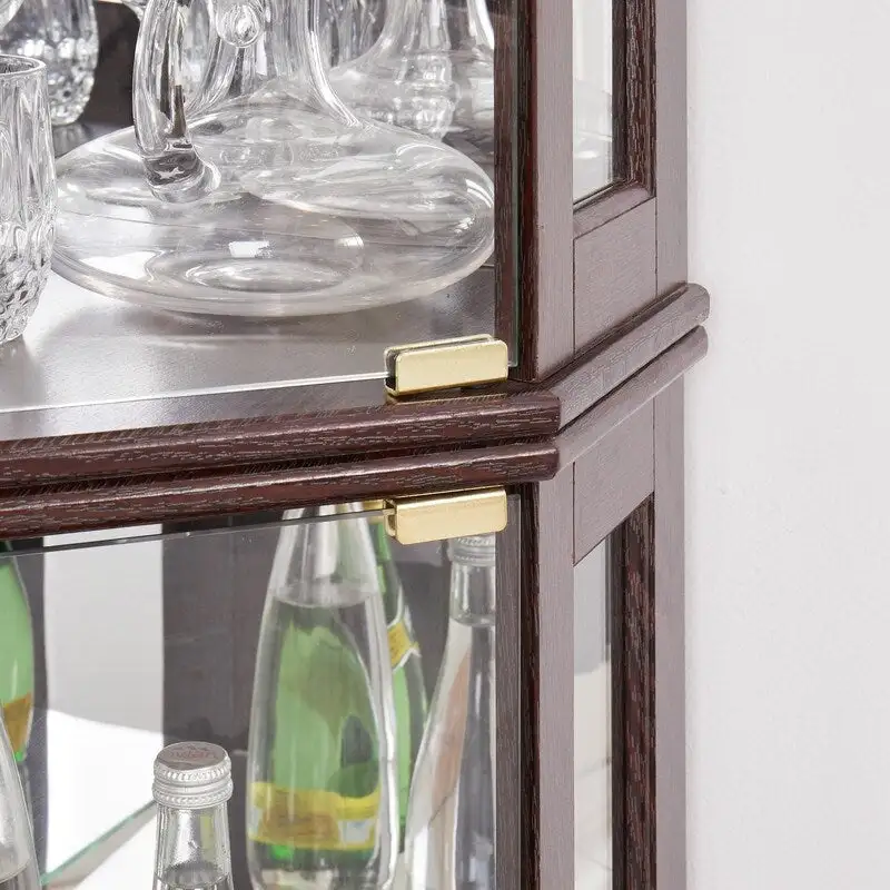 Vitrine d'angle élégante avec éclairage intégré Idéale pour exposer des objets de collection, de la verrerie ou des éléments de décoration.