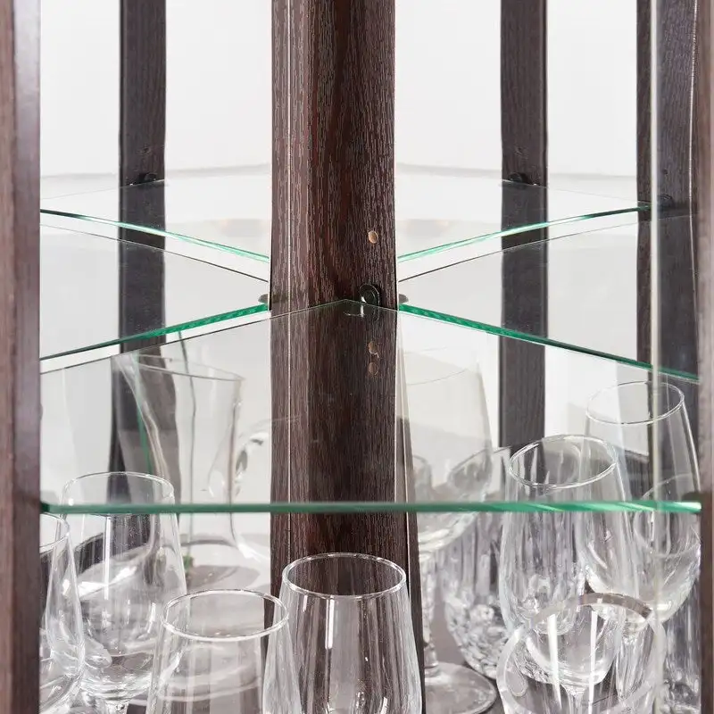 Vitrine d'angle élégante avec éclairage intégré Idéale pour exposer des objets de collection, de la verrerie ou des éléments de décoration.