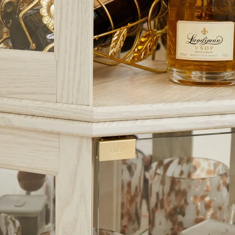 Vitrine d'angle élégante avec éclairage intégré Idéale pour exposer des objets de collection, de la verrerie ou des éléments de décoration.