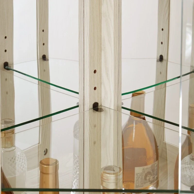 Vitrine d'angle élégante avec éclairage intégré Idéale pour exposer des objets de collection, de la verrerie ou des éléments de décoration.