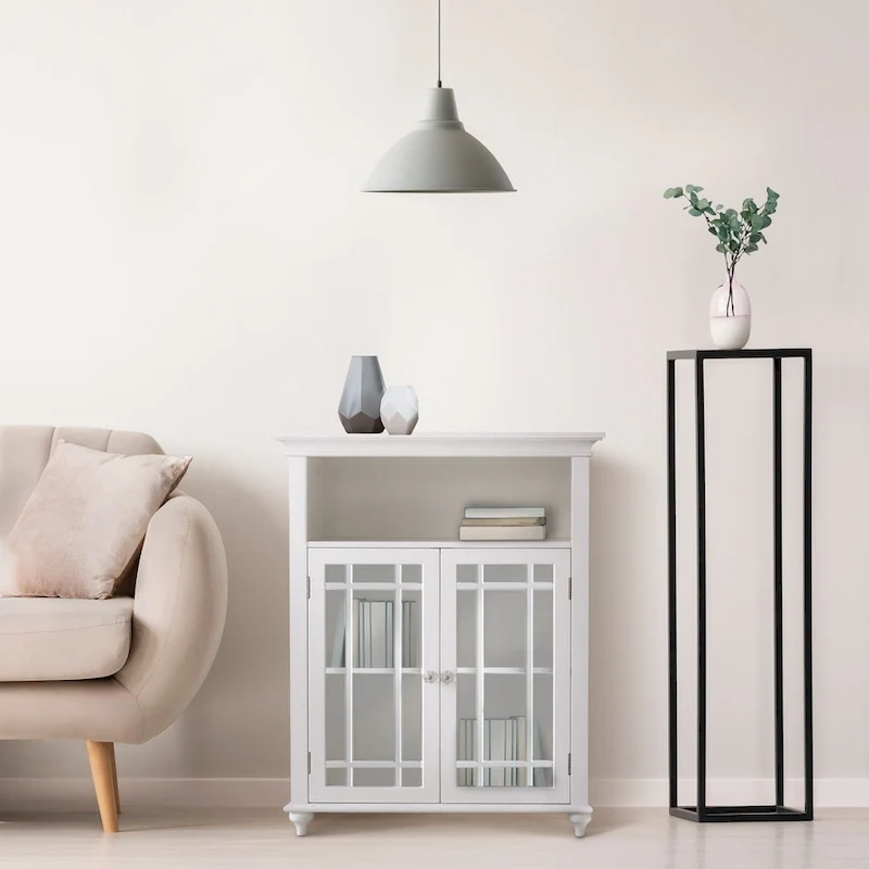 Meuble d'appoint bas à deux portes avec panneaux en verre