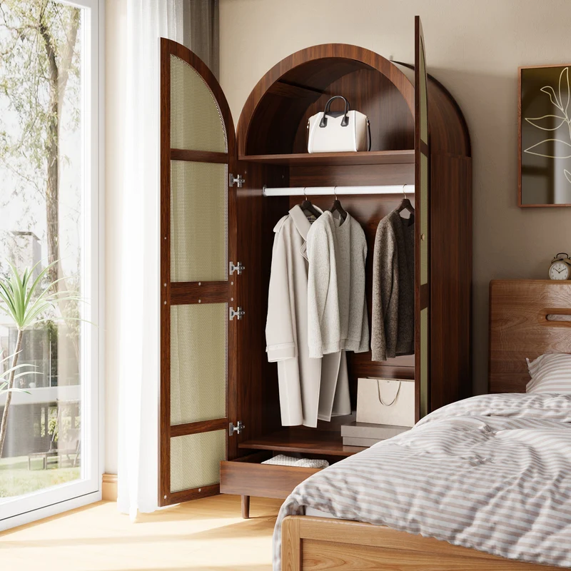 Armoire effet noyer avec portes arrondies et cannage en rotin PANELPURE