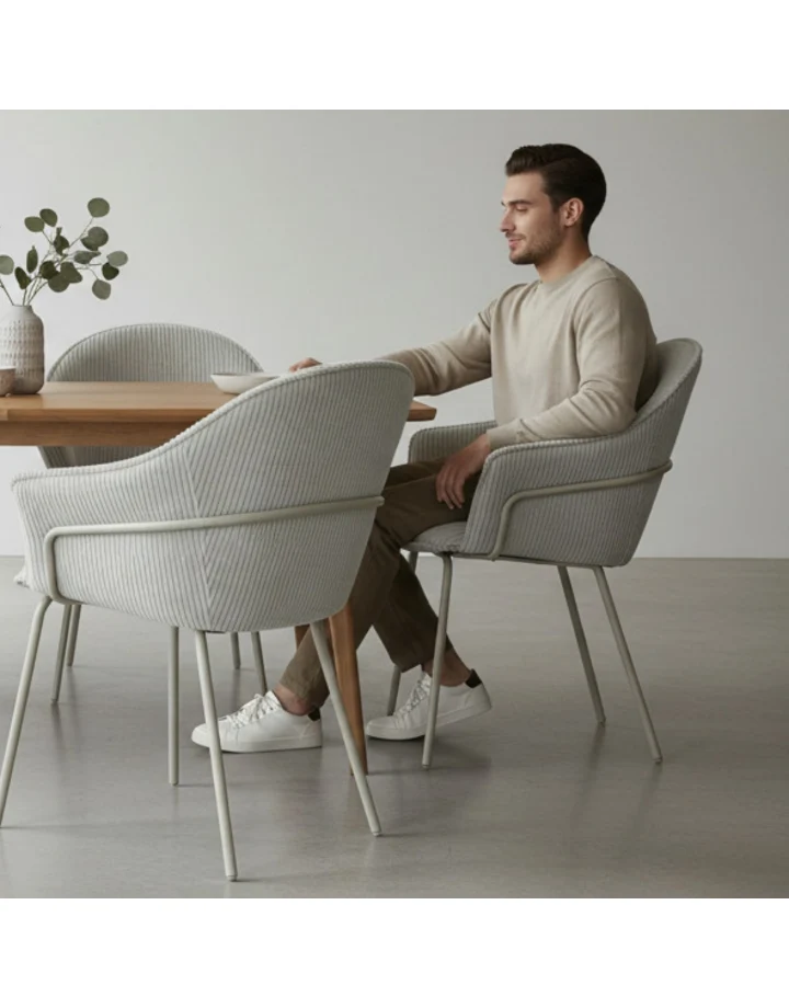 Chaise accoudoirs velours côtelé à grosses côtes gris clair NOMA