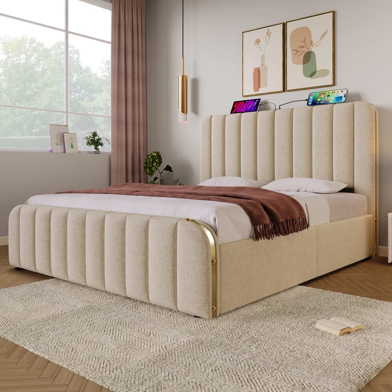 Lit double en lin beige avec tête de lit rembourrée, bandes dorées, 4 tiroirs et ports USB BIRCHBASKET