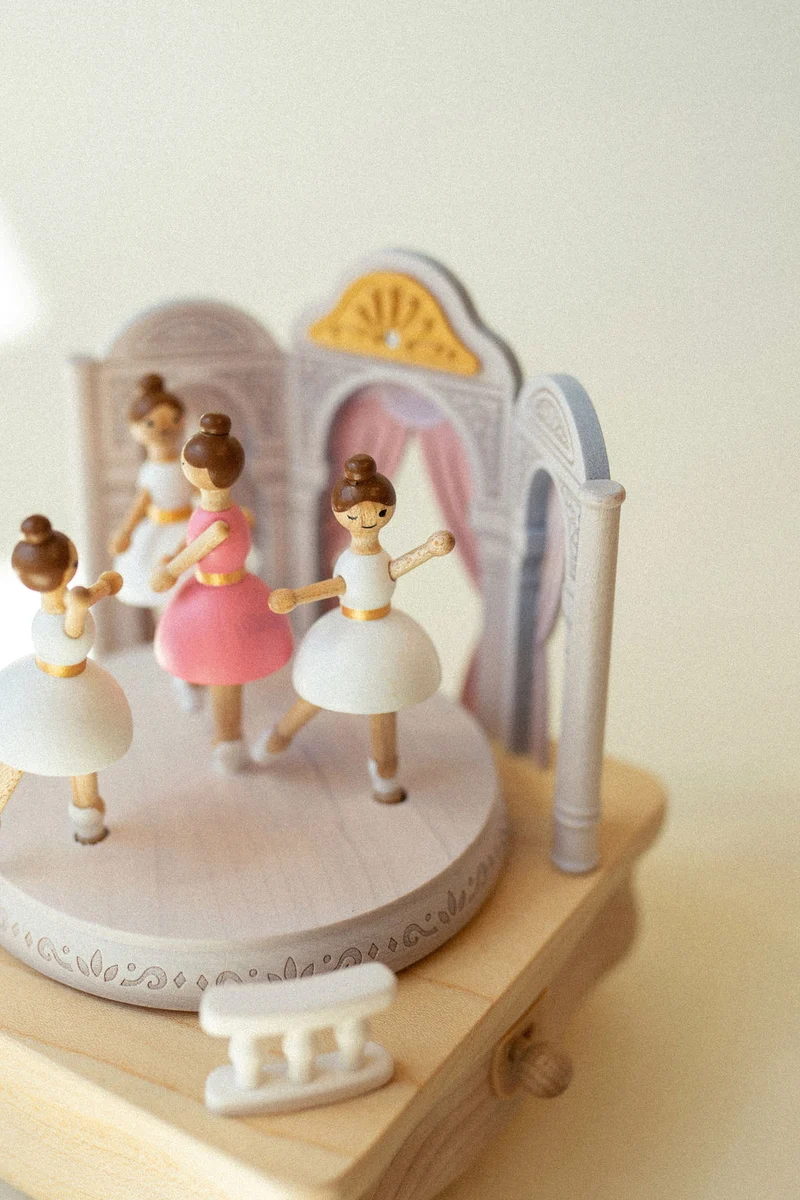 Boite musicale en bois - Récital de ballerines