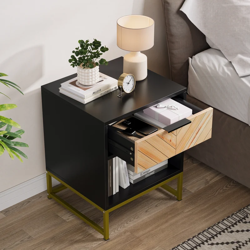 Table de chevet noir avec tiroir en bois à chevrons et pieds métalliques dorés FOCUSE