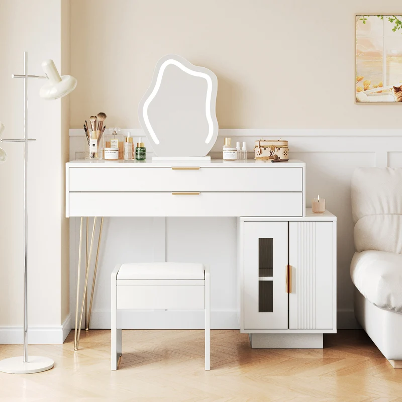 Coiffeuse blanche luxueuse avec miroir ondulé à LED et pieds dorés VERIEN