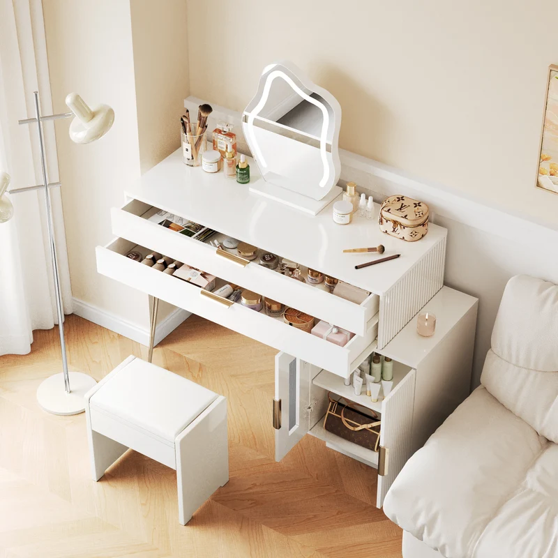 Coiffeuse blanche luxueuse avec miroir ondulé à LED et pieds dorés VERIEN
