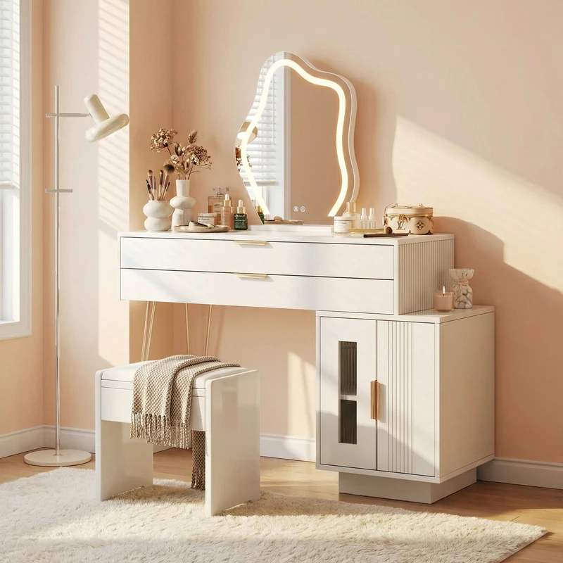 Coiffeuse blanche luxueuse avec miroir ondulé à LED et pieds dorés VERIEN