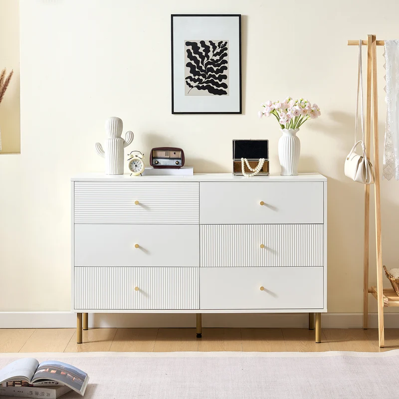 Buffet modern blanc à 6 tiroirs avec façades texturées et poignées dorées CHROMAFLASH